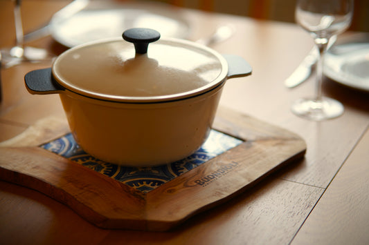 Grytunderlägg med keramikplattor – Olivträ