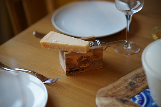 Litet rivjärn med behållare - olivträ